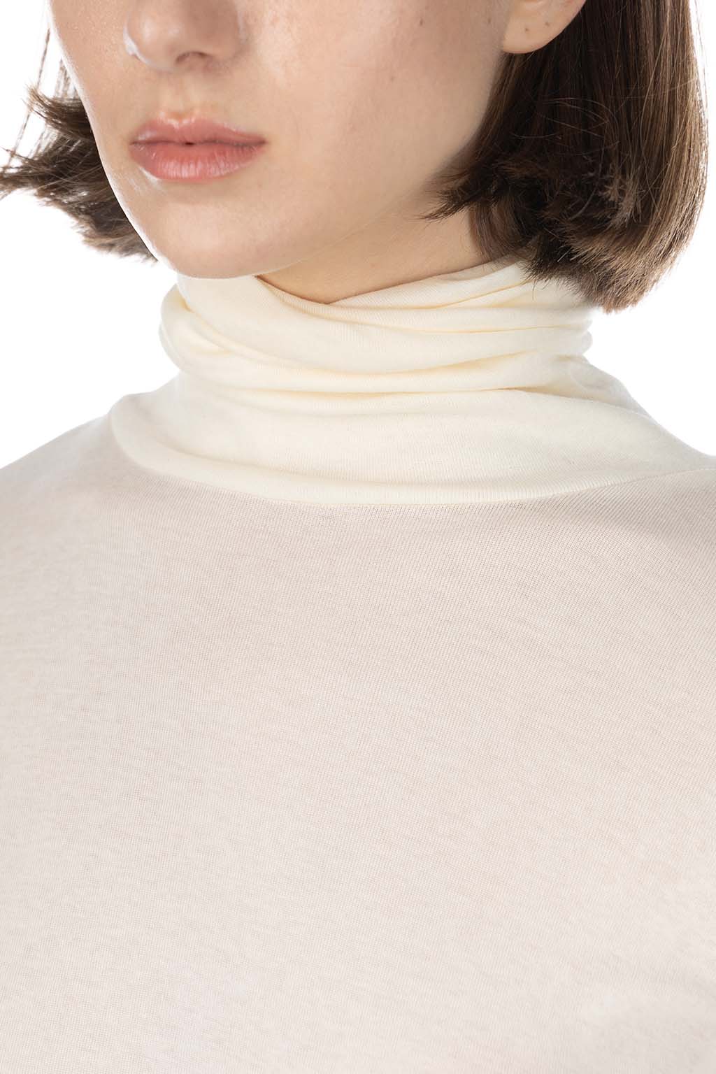 NARU  - Soft Milling Twisted Turtleneck - Ecru